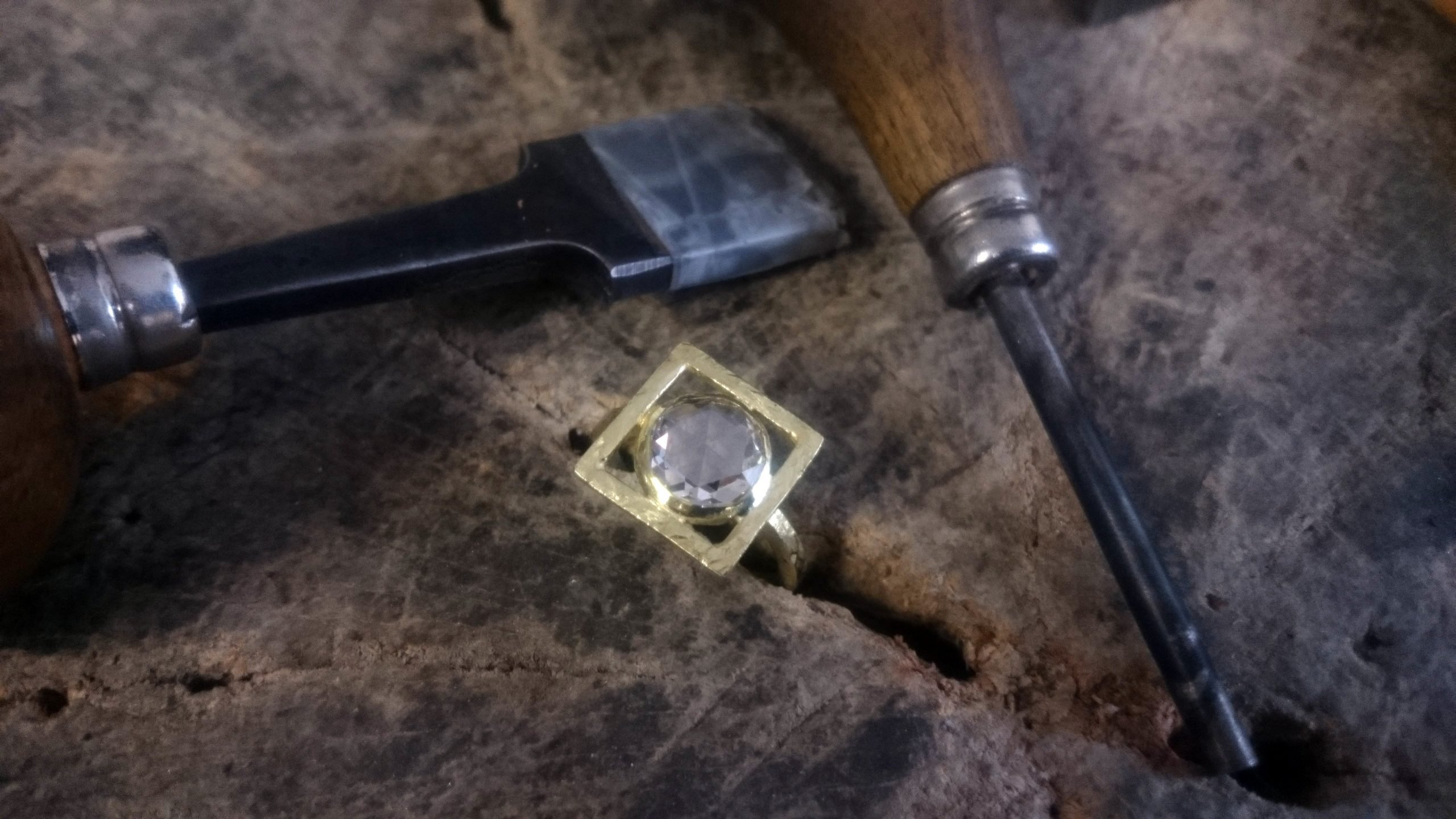 anello solitario personalizzato in oro e diamante taglio rosa