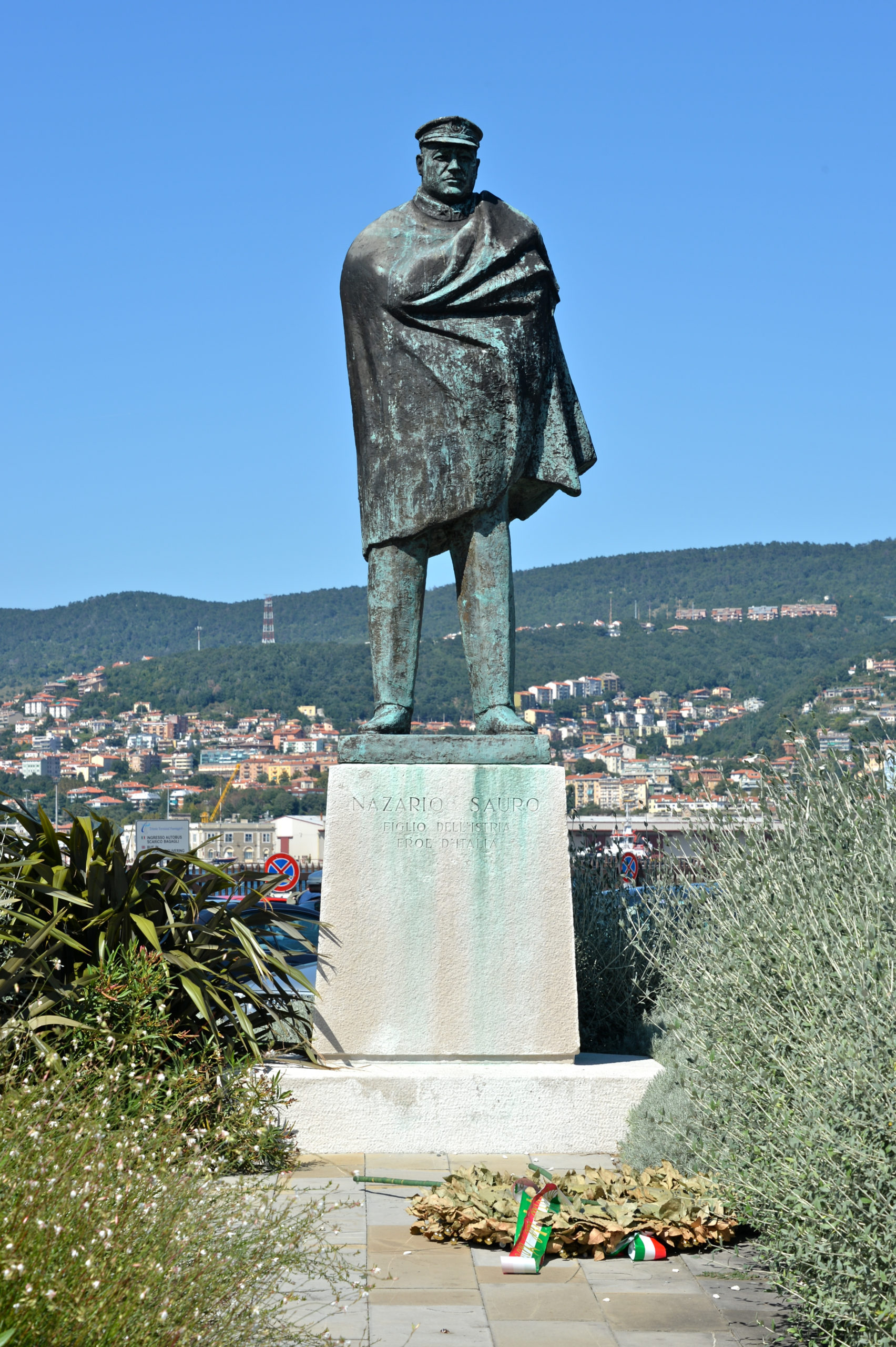 Statua di Nazario Sauro nell'omonima riva di Trieste