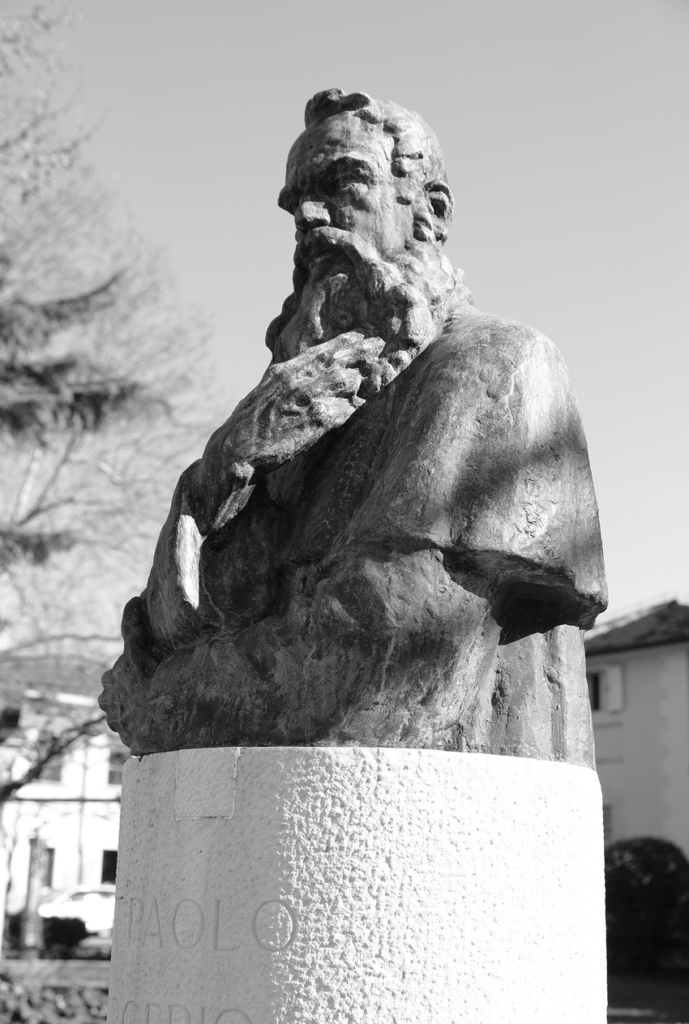 Busto di Pier Paolo Vergerio il Giovane, opera dello scultore Oreste Dequel. Collocata in Piazza Vergerio a Capodistria nel 1951 (Foto di Neža Čebron Lipovec, 2019)