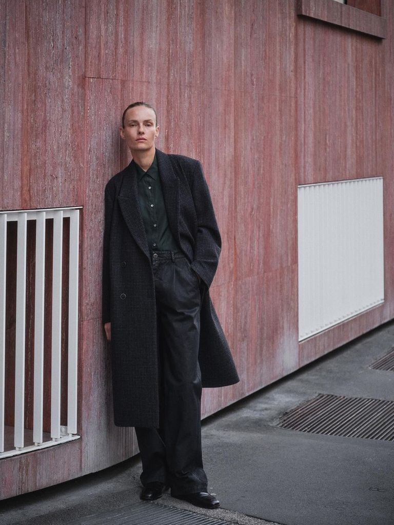 Double-breasted precision, micro-check refinement, virgin wool warmth.

#POMANDÈRE #FW25