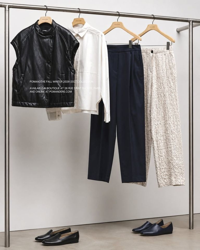 A dialogue of textures, colours and contrasts. Textured and padded fabrics, cotton poplin and technical wool gabardine come together, each revealing its own distinctive character.

#POMANDÈRE #FW26