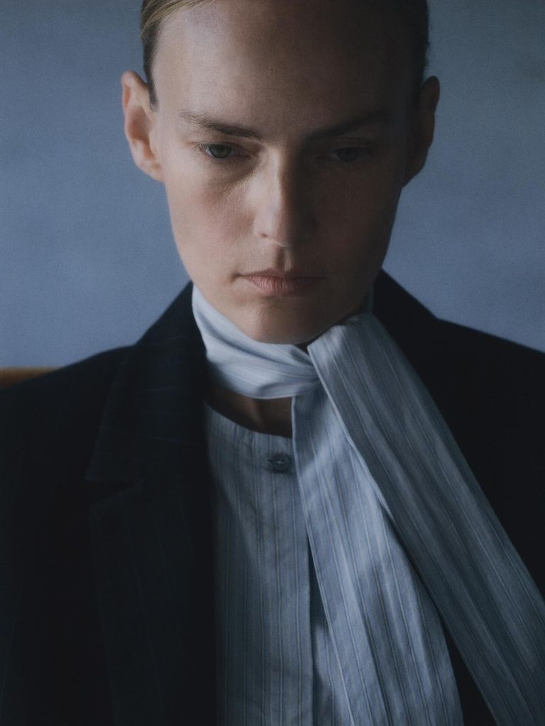 Relaxed proportions, precise details. A striped poplin shirt elevated by a delicate front tie.

#POMANDÈRE #FW25