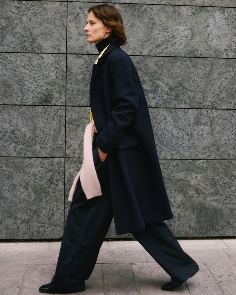 A timeless winter narrative told through structured navy tailoring and the soft touch of pink mohair.

 #POMANDERE #FW26