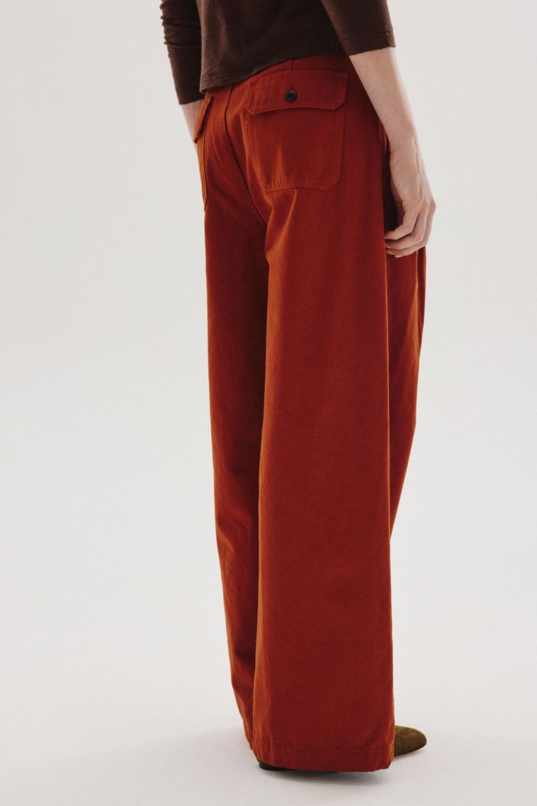 Pantalone ampio in drill di cotone smerigliato cotto