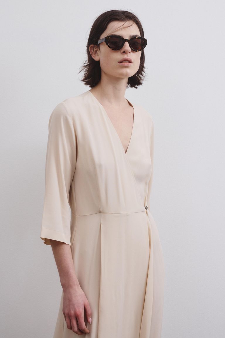 Dress in acetate and viscose crèpe wheat