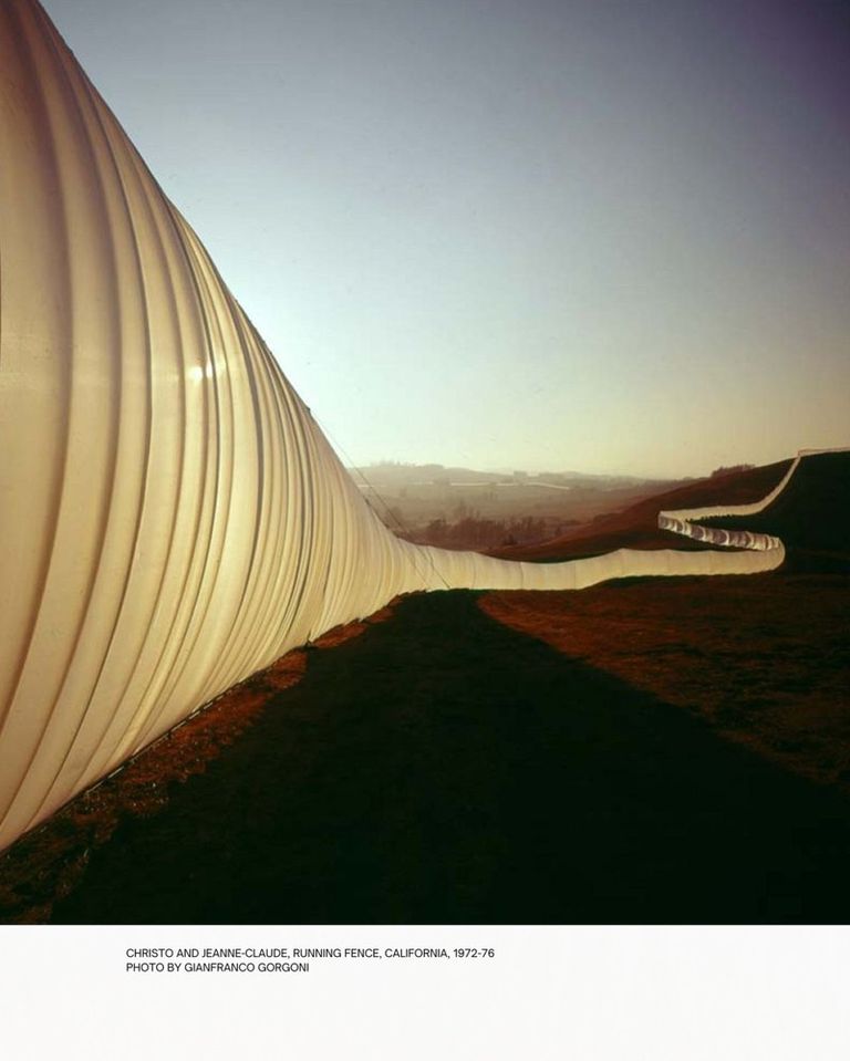 “Running Fence” by Christo and Jeanne-Claude was never just an artwork but an act of freedom, dialogue, and collective vision.
24 miles of white fabric flowing across the California landscape like a mirage, dissolving the boundaries between art and nature.