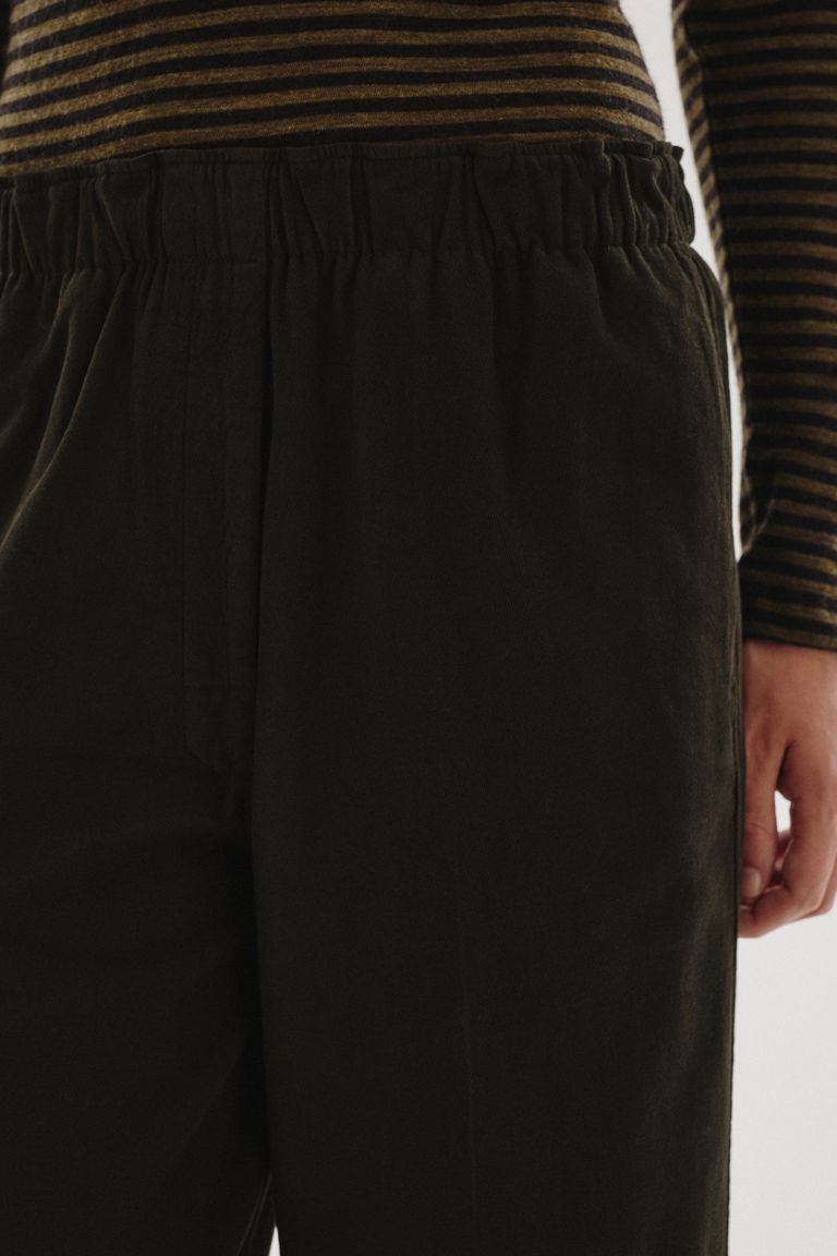 Elasticated-waist trousers in cotton and wool flannel forest green
