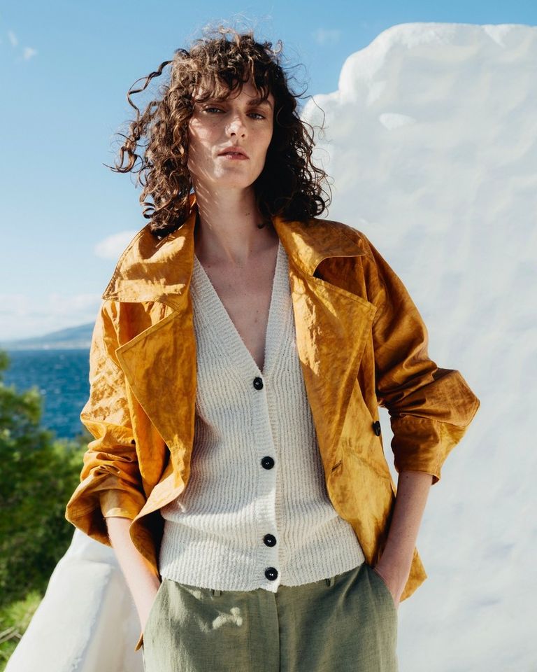 Natural fibers, rich textures, and refined finishes. 

Available in boutique at 26 rue Saint Sulpice, Paris and online at pomandere.com

#POMANDÈRE #SS26