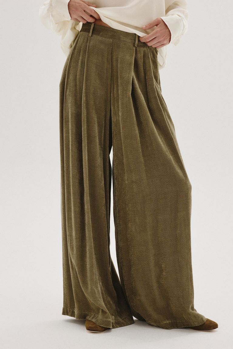 Pantalone ampio in velluto fluido a coste argilla