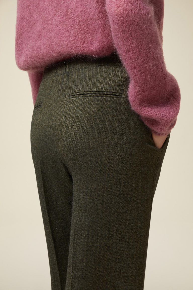 Trousers with slightly wide leg cut