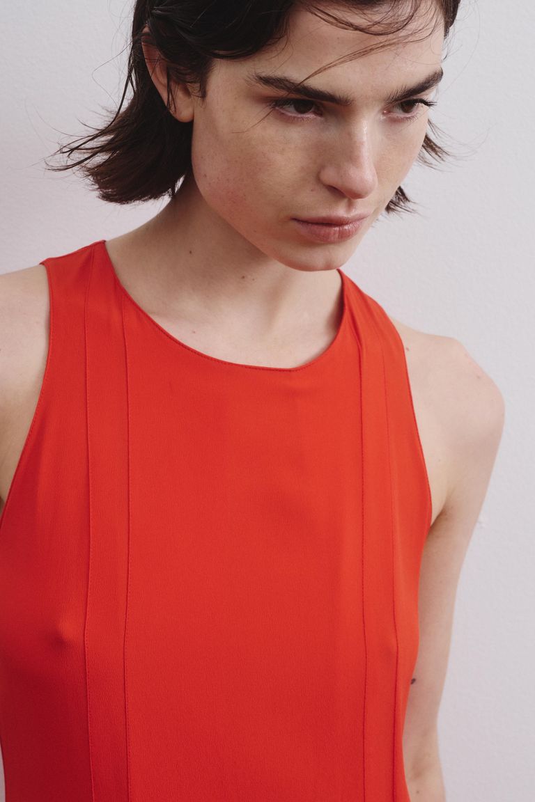 Sleeveless dress in acetate and viscose crèpe poppy