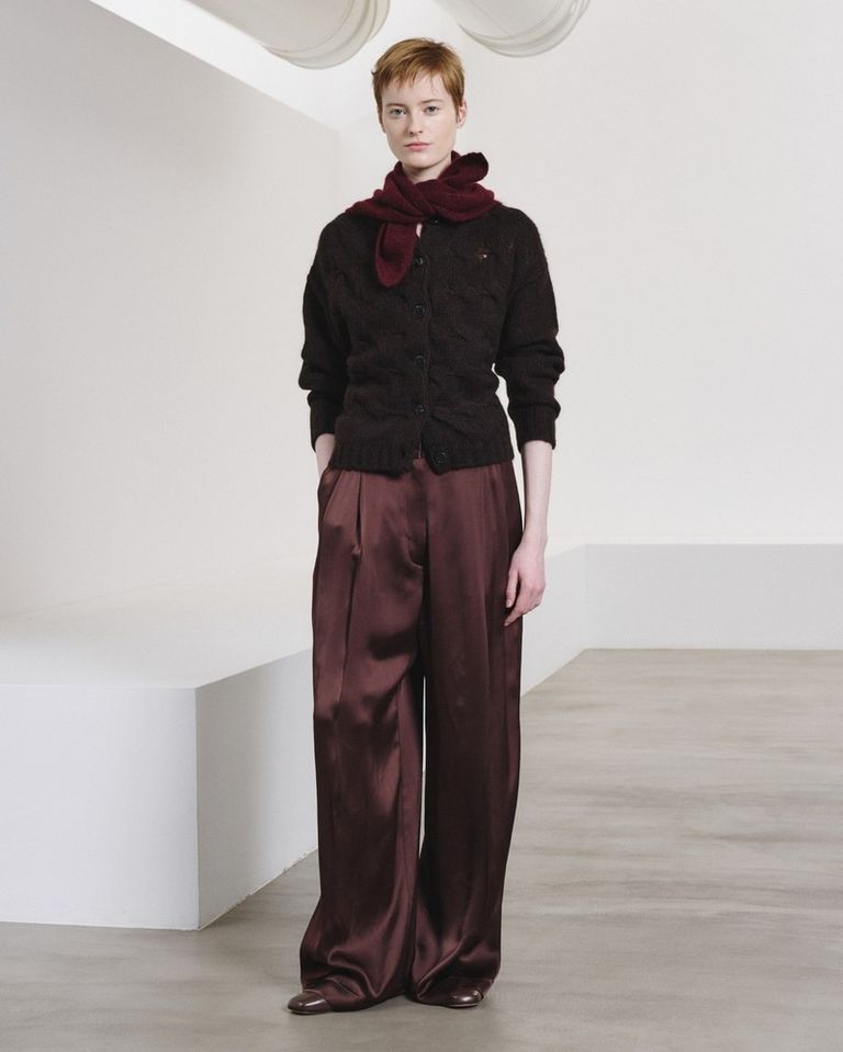 Burgundy takes on depth through tonal layering, in a refined balance.

#POMANDÈRE #FW26