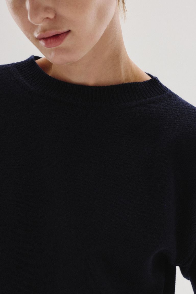 Girocollo in maglia rasata di lana e cashmere notte
