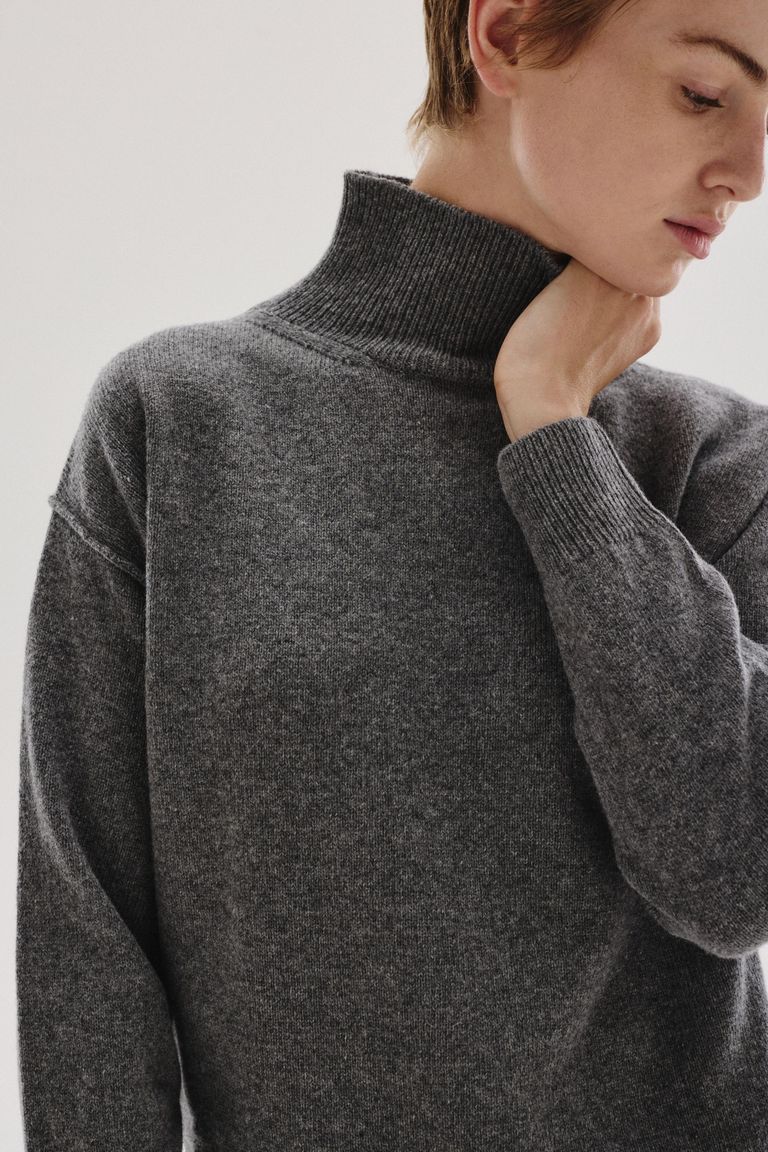 Maglione a collo alto in maglia rasata di lana e cashmere grafite