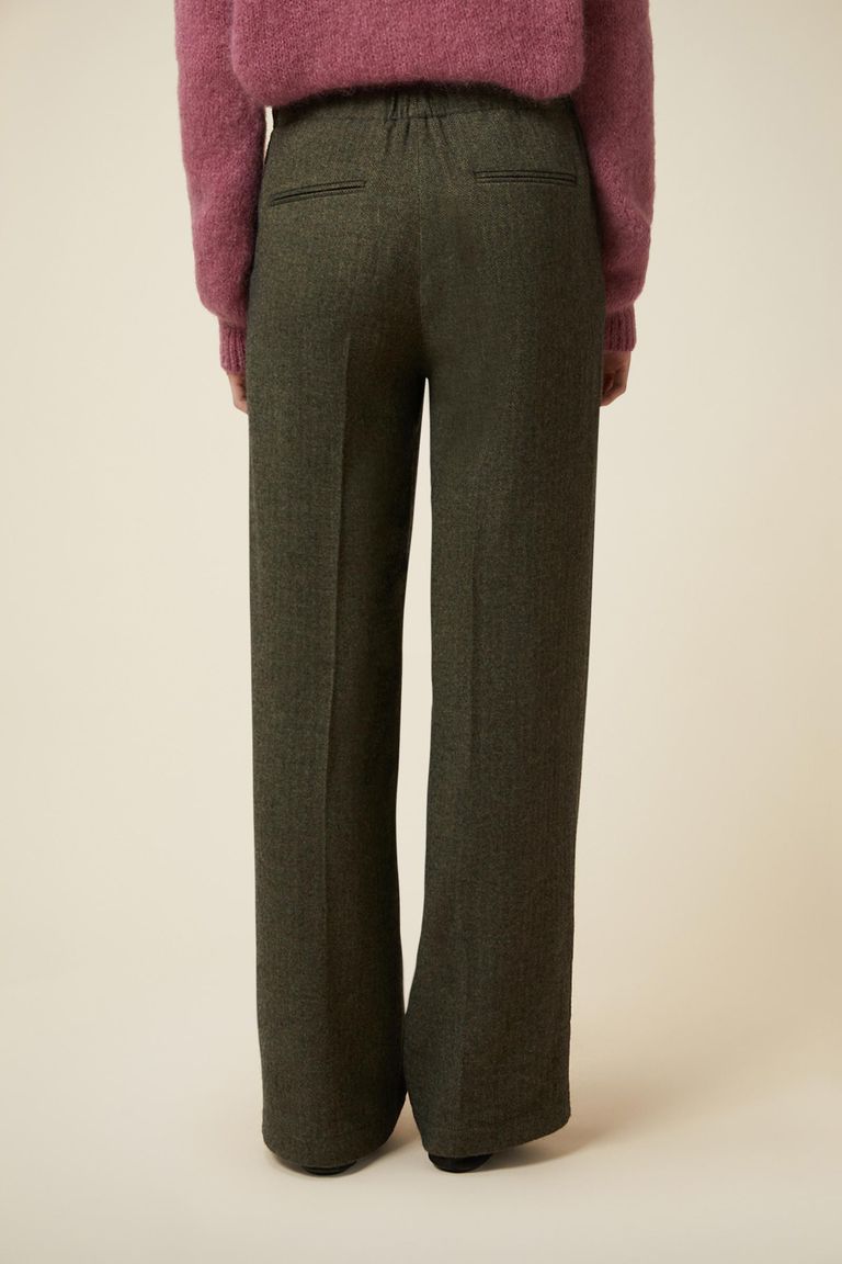 Trousers with slightly wide leg cut