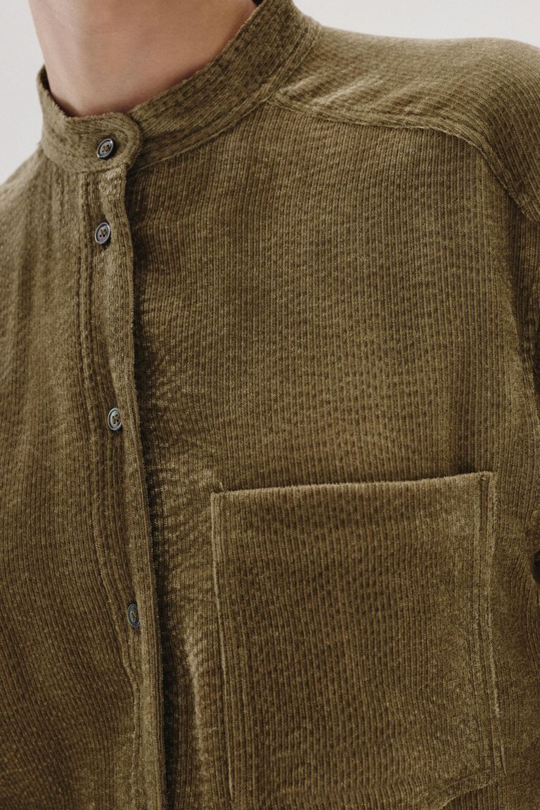 Chemise à col officier en velours côtelé fluide