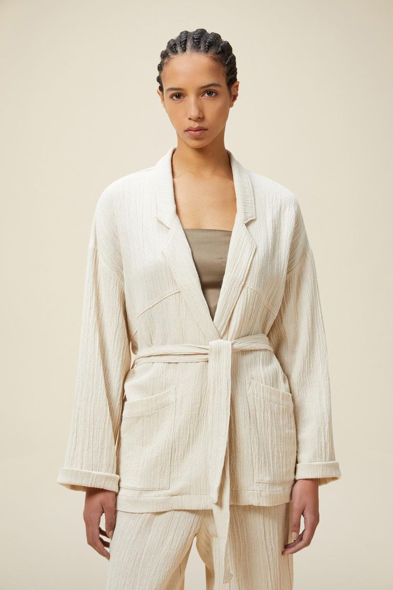 Veste avec ceinture en gaze gaufrée perle