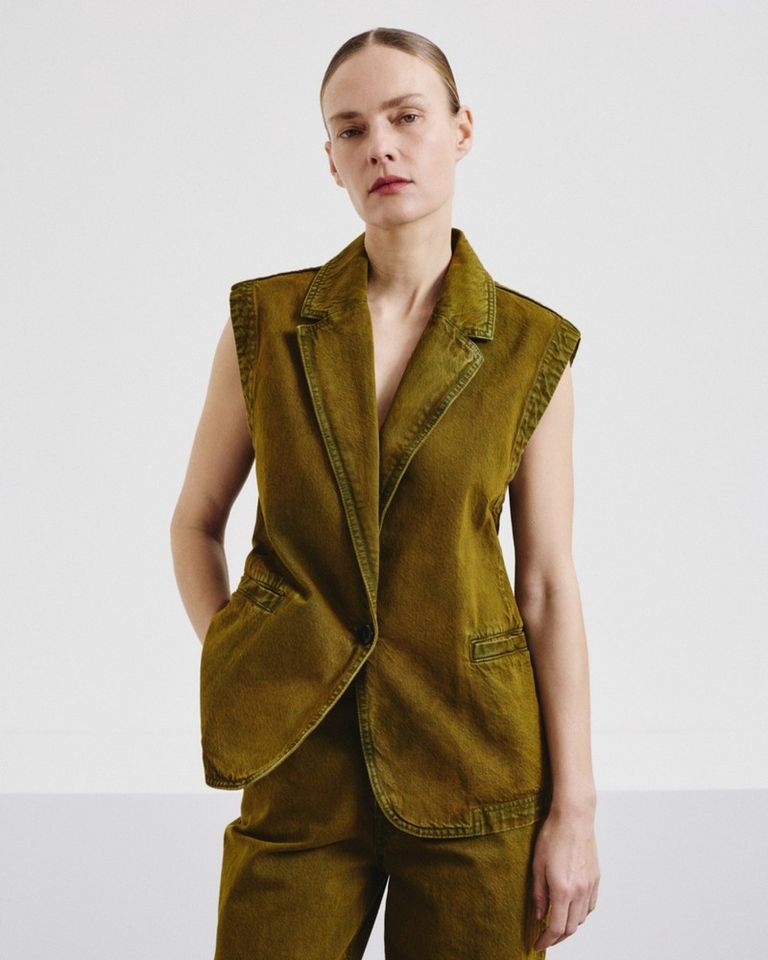 Mineral shades, lived-in texture, essential lines.

Cotton drill vest available in boutique at 26 rue Saint Sulpice, Paris and online at pomandere.com

#POMANDÈRE #SS26