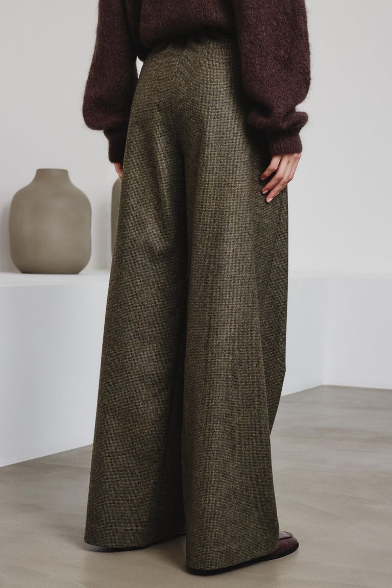 Tailored trousers in micro houndstooth pattern