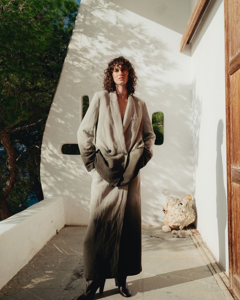 Crafted to be unique.

Dégradé slub cotton jacket
Available in boutique at 26 rue Saint Sulpice, Paris and online at pomandere.com

#POMANDÈRE #SS26