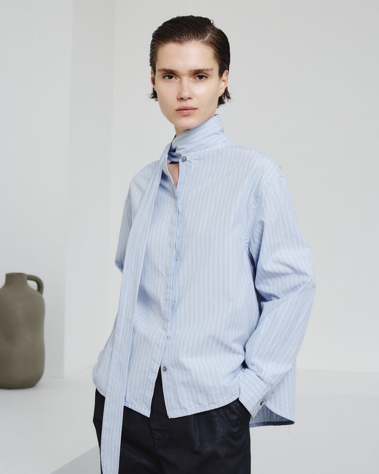 Camicia con sciarpina in popeline rigato