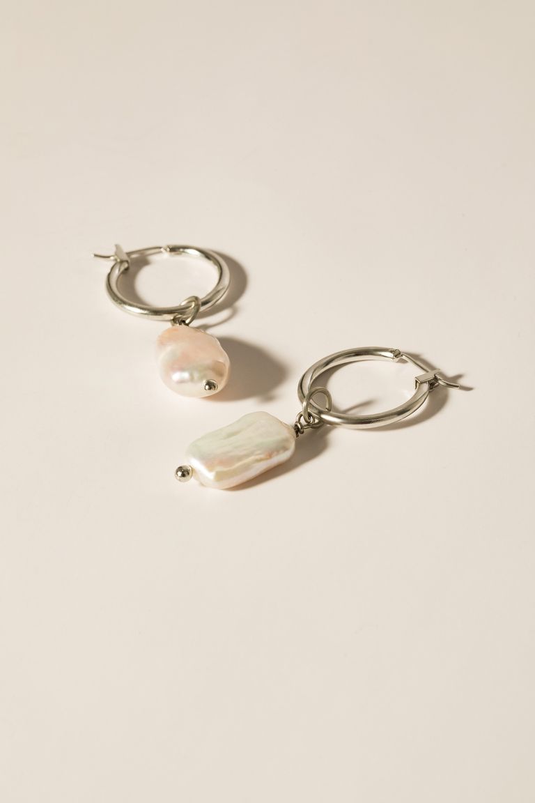 Earrings with natural pearl