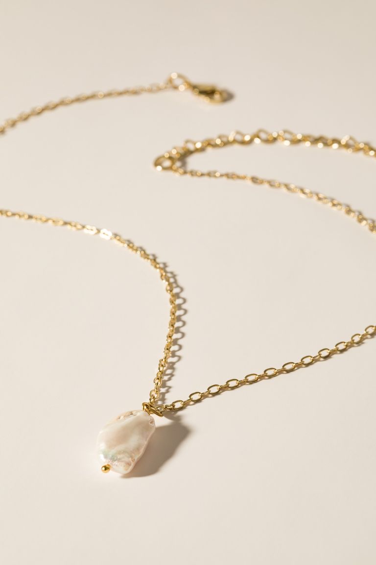 Necklace with natural pearl