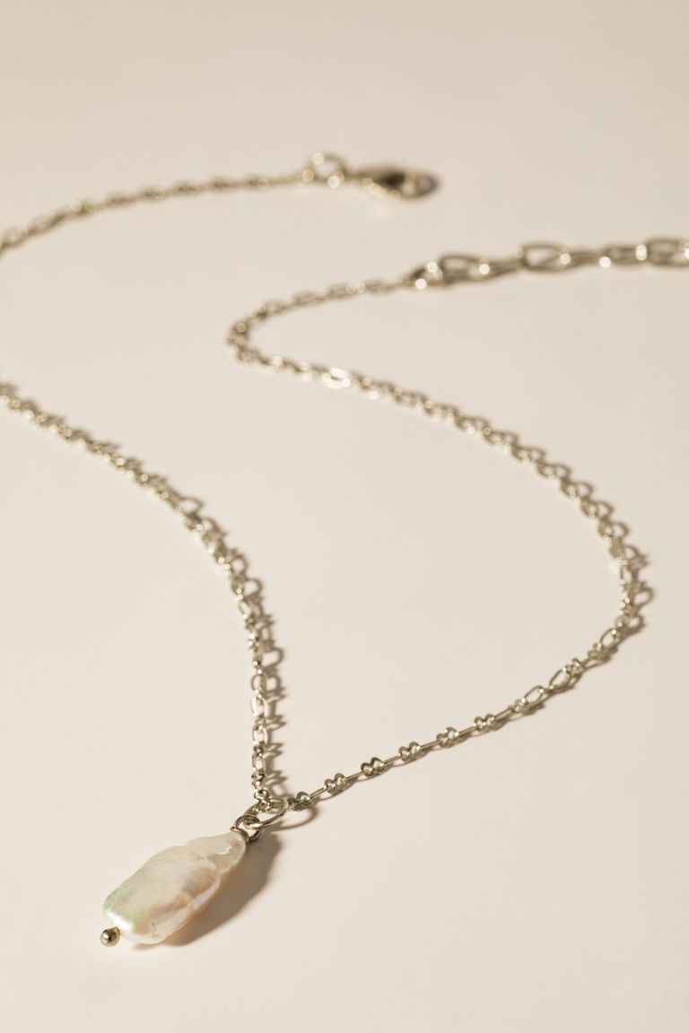 Necklace with natural pearl