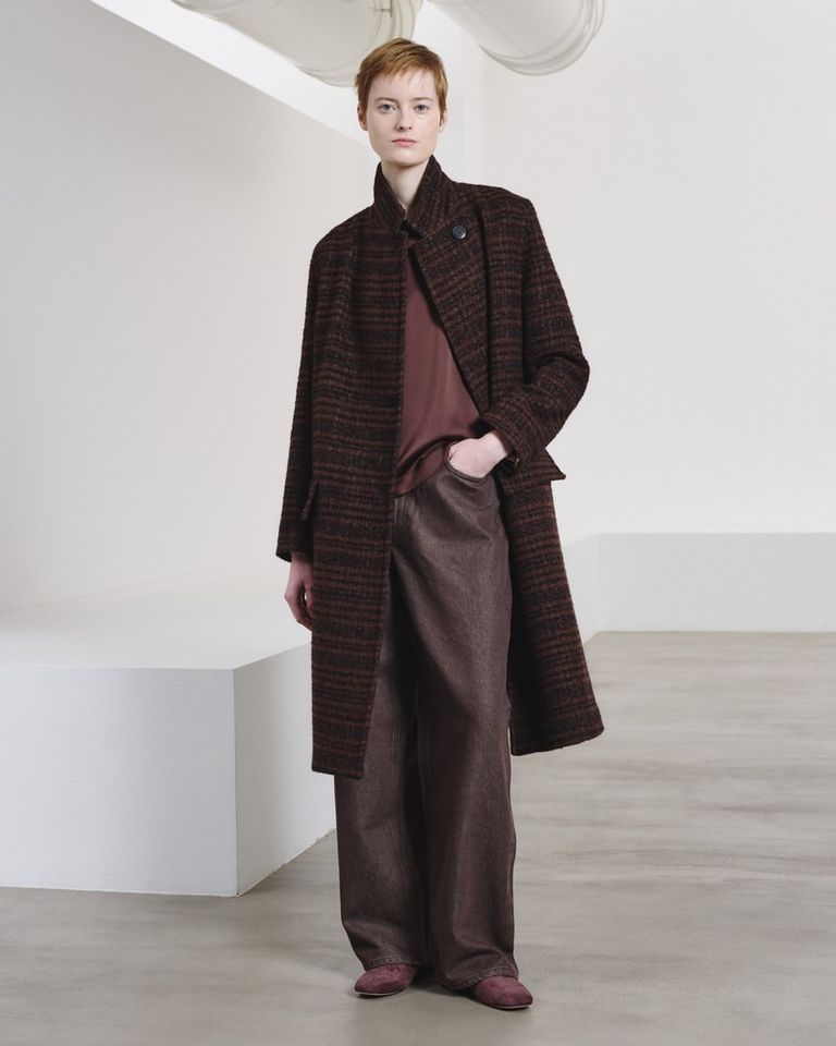 The art of texture. A bouclé coat enriched by subtle stripes, crafted to embody understated elegance and timeless sophistication. 

#POMANDÈRE #FW26