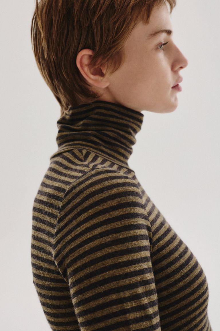T-shirt a collo alto in jersey rigato di lana