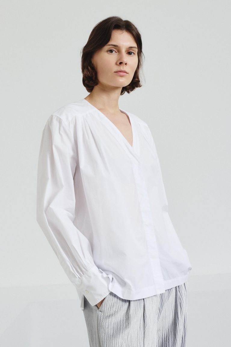 Poplin shirt with V-neck