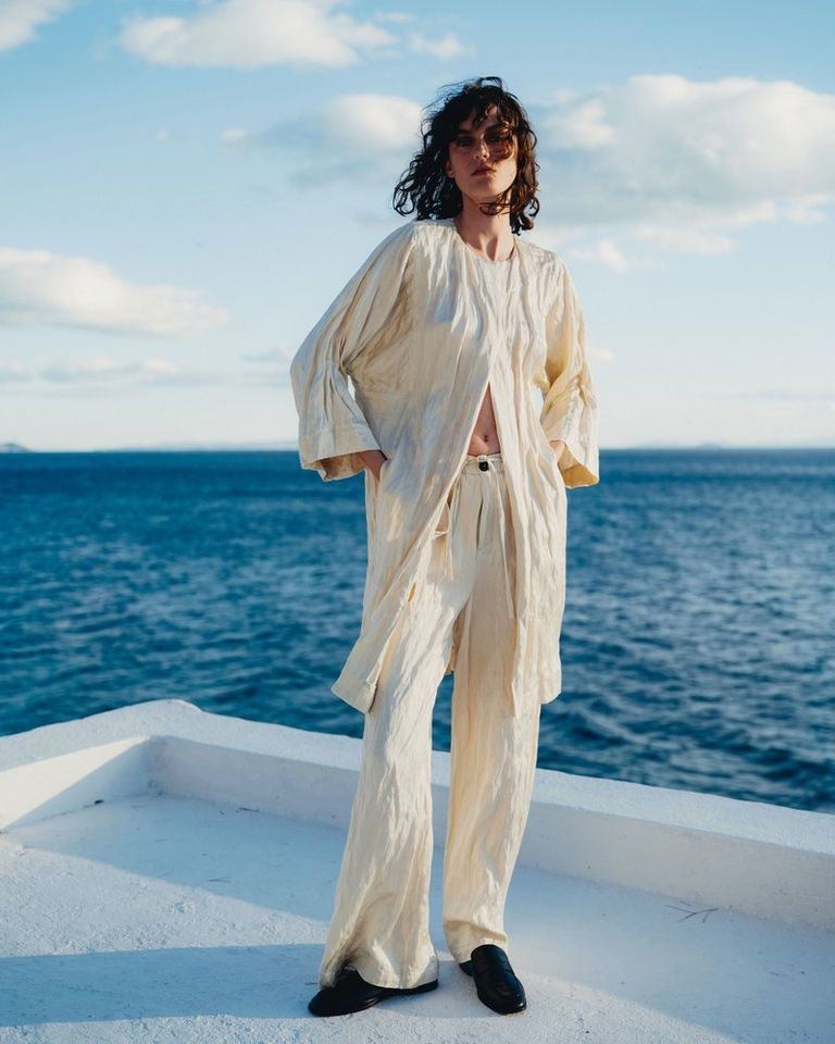 Crinkled viscose satin trousers

Available in boutique at 26 rue Saint Sulpice, Paris and online at pomandere.com

#POMANDÈRE #SS26