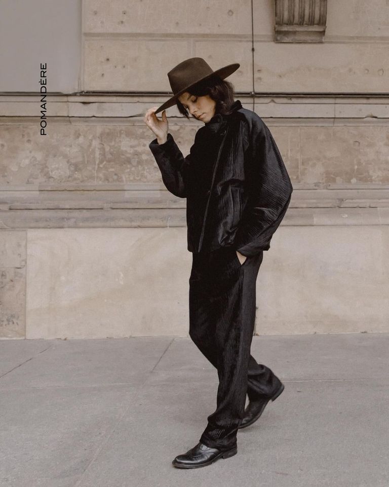 The year comes to an end, but style remains.
Chloé wears elegance: a black hammered velvet jacket and trousers.

 #POMANDÈRE #FW25