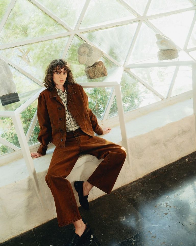 A play of indigo and minerals,
Bull Denim crafted with exclusive indigo–sulfur dyeing for depth and contrast.

#POMANDÈRE #SS26