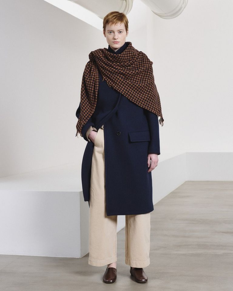 Soft tailoring, rich texture, timeless blue.

Wool and cashmere cloth coat available in boutique at 26 rue Saint Sulpice, Paris and online at pomandere.com

#POMANDÈRE #FW26