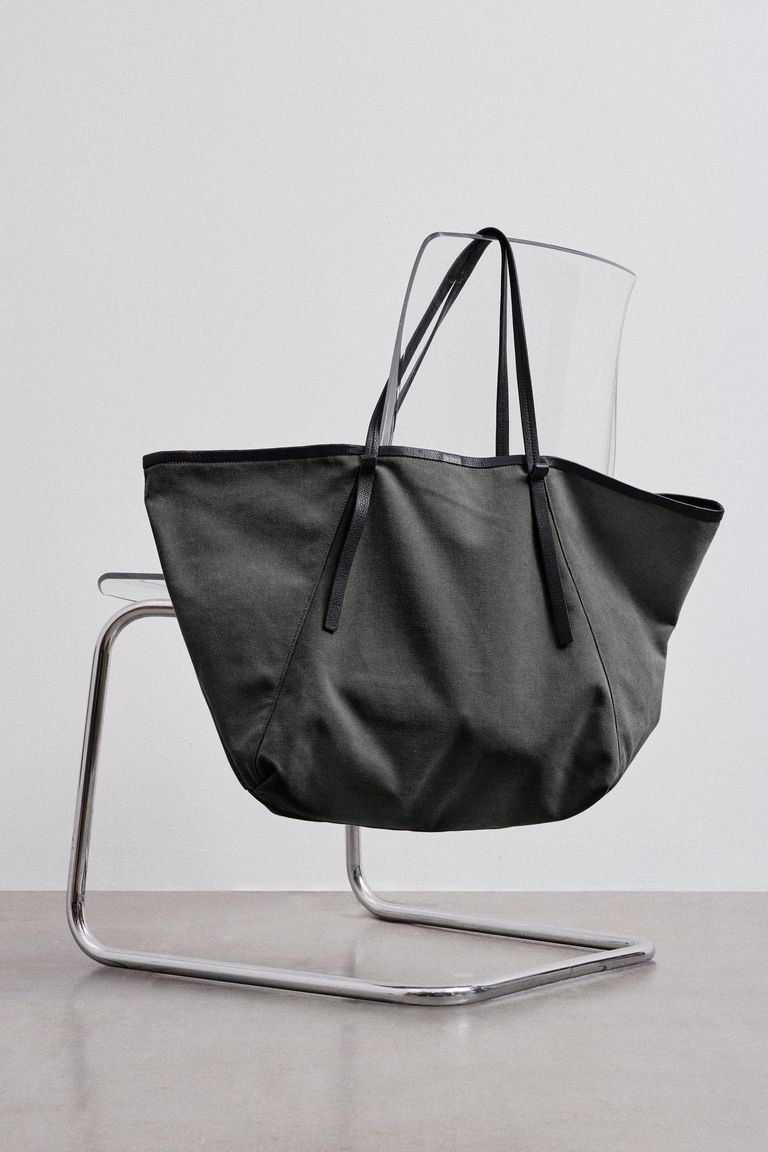 Travel bag in cotton canvas with leather trim graphite