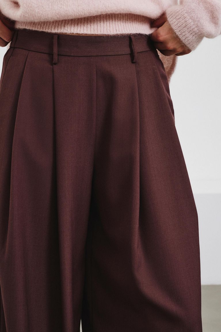 Pantalon large en gabardine de laine technique mauve