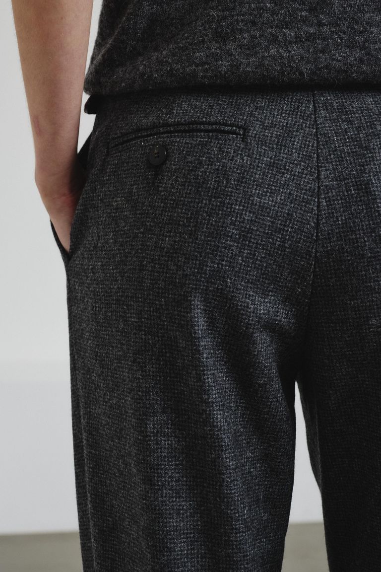 Trousers in micro hounstooth