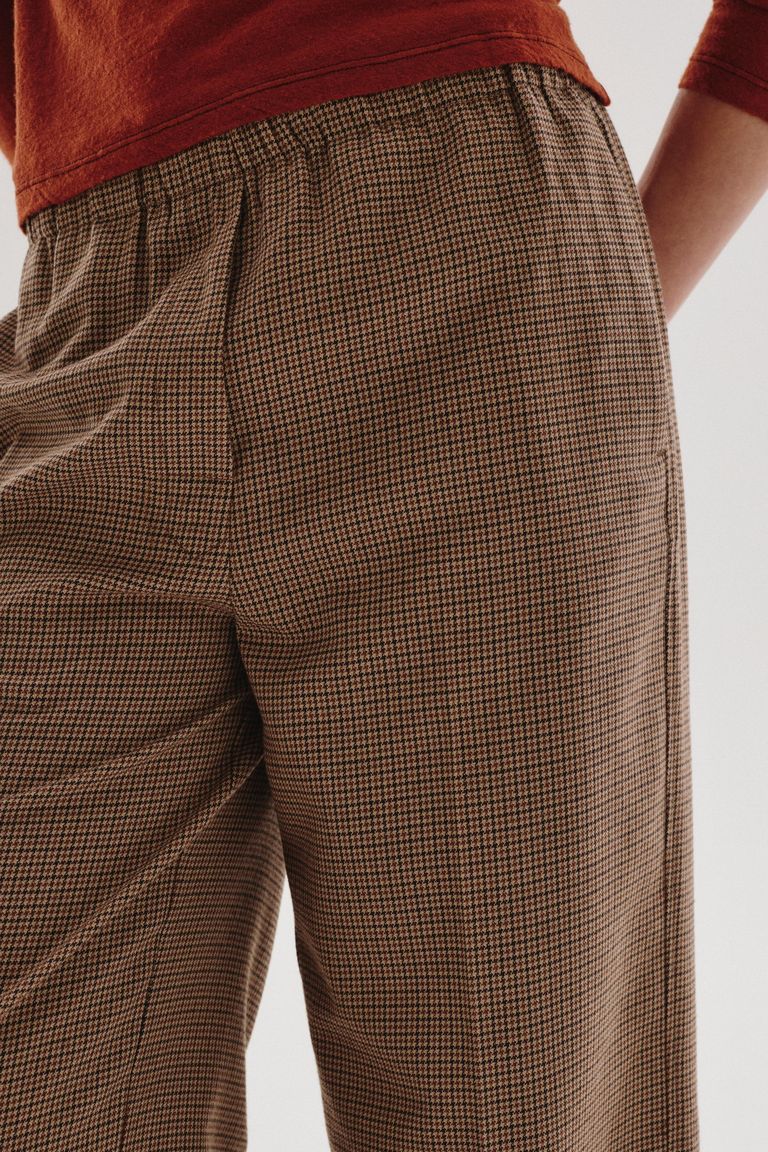 Elasticated-waist trousers in houndstooth flannel gianduia