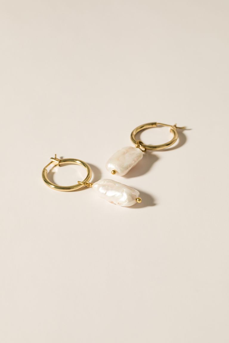Earrings with natural pearl