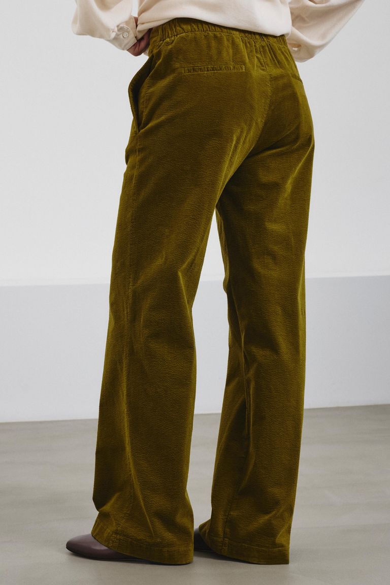 Iconic corduroy trousers avocado