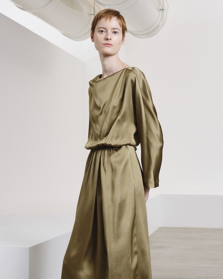 Like a reflection on water. A green viscose satin silhouette where light, movement, and femininity meet. 

#POMANDÈRE #FW26