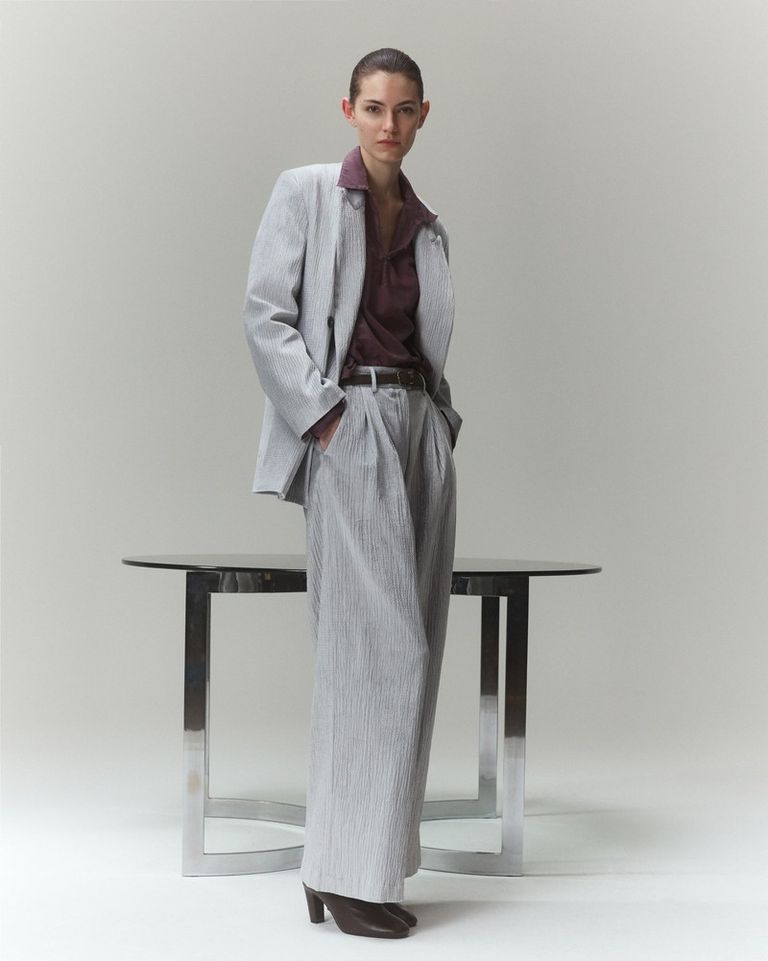 Tailored hammered velvet from jacket to trousers—soft, luminous, and unforgettable.

 #POMANDÈRE #FW25