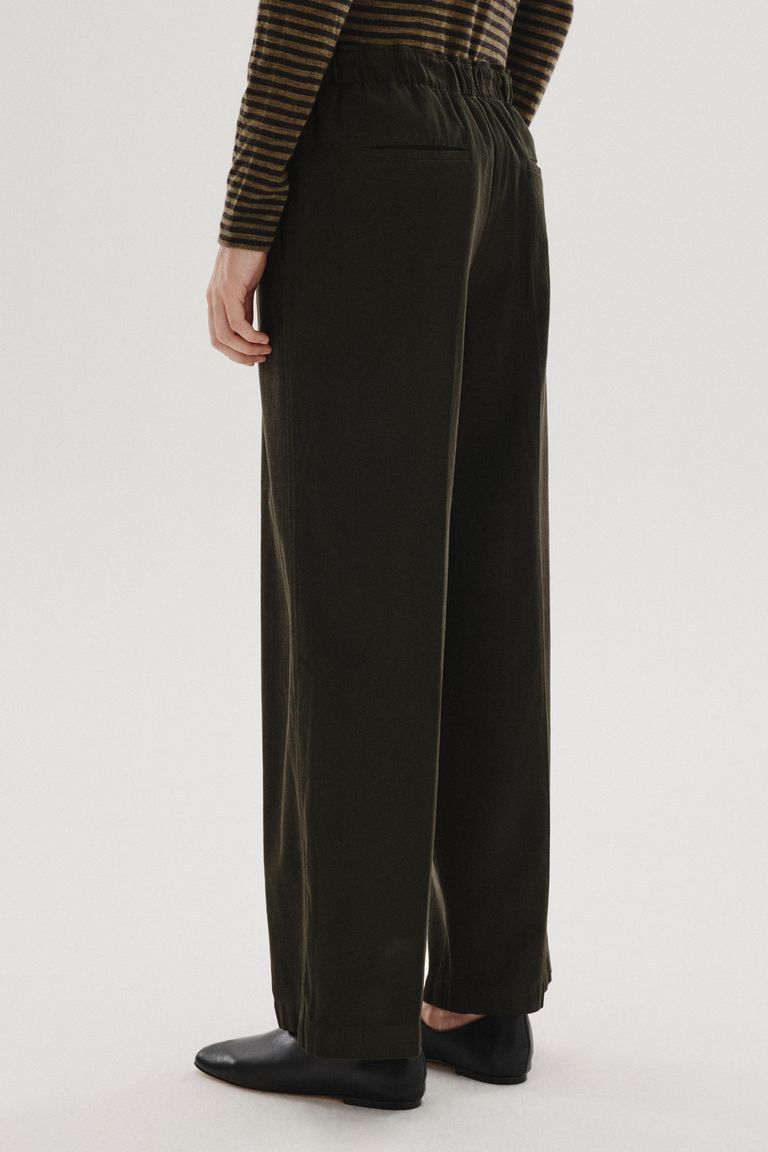 Elasticated-waist trousers in cotton and wool flannel forest green