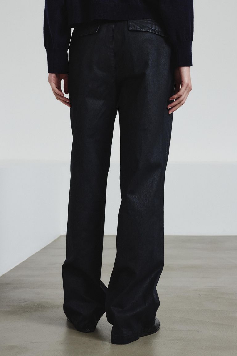 Trousers in cotton drill with a leather-like handfeel