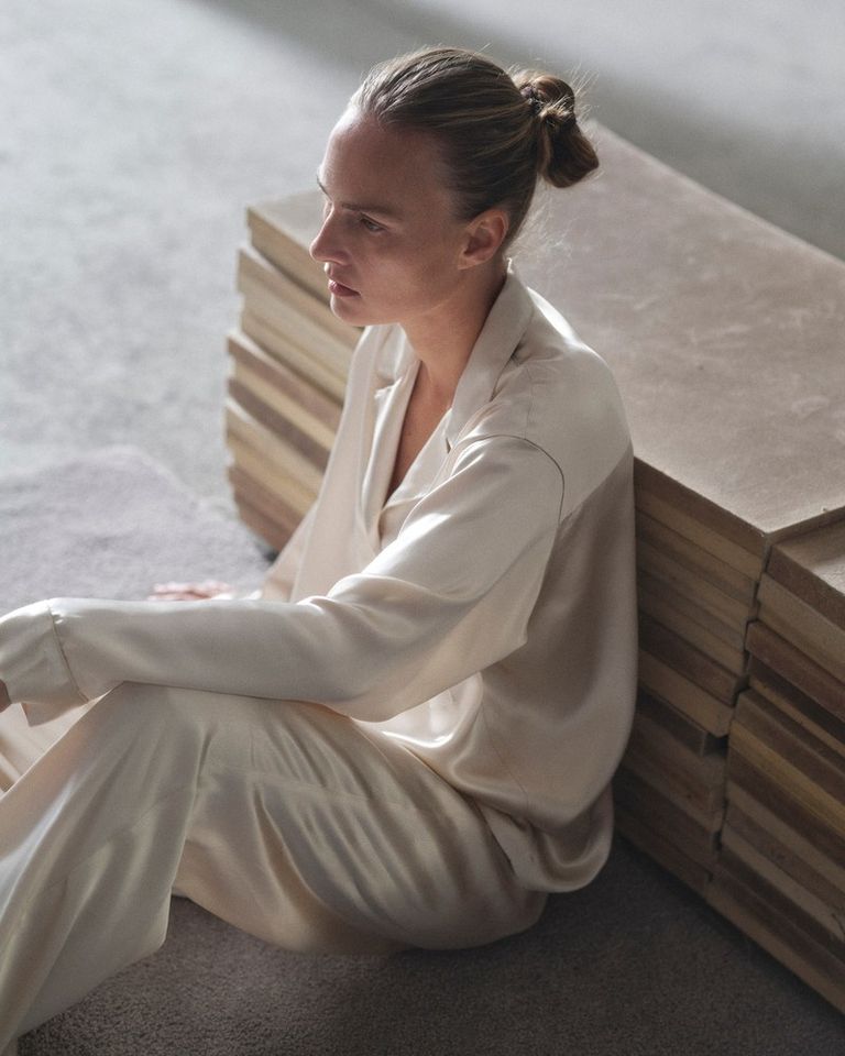 The fluid, luminous texture of satin, in shades of ivory, shapes an essential and contemporary silhouette, creating a balance between natural ease and sophisticated simplicity.

#POMANDÈRE #FW25