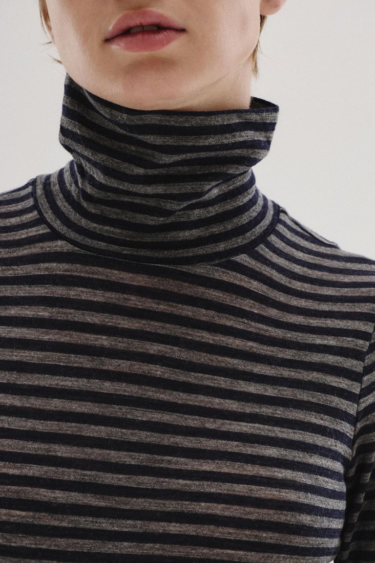 T-shirt a collo alto in jersey rigato di lana