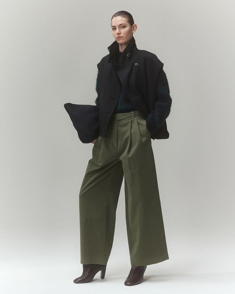 The green wide-leg trousers bring structure to softness — a new essential in the FW25 wardrobe. Worn with ease, styled with intention.

 #POMANDÈRE #FW25