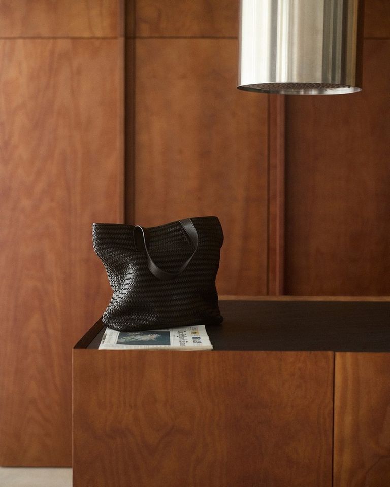 An interplay of texture and form. Woven leather defines a sophisticated silhouette where craftsmanship meets design. 

Available soon in boutique at 26 rue Saint Sulpice, Paris and online at pomandere.com

#POMANDÈRE #FW26