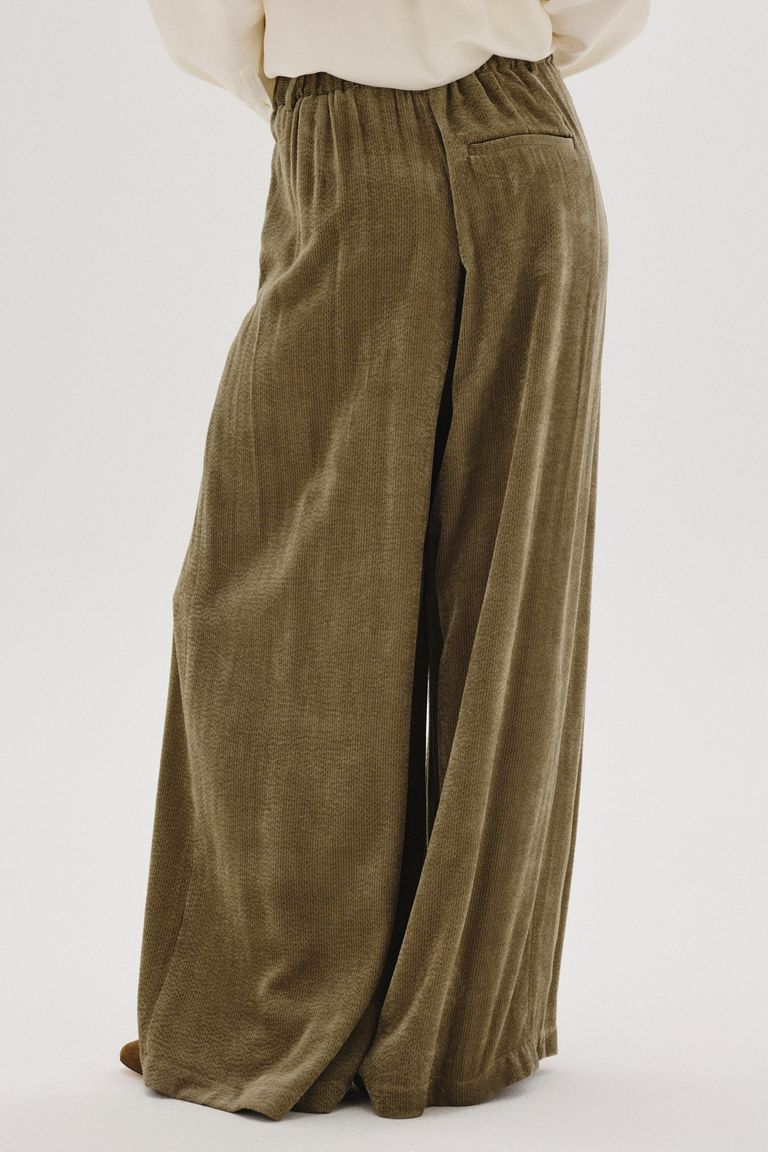 Pantalone ampio in velluto fluido a coste argilla
